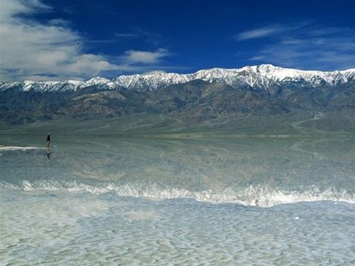 Thung lũng Chết có điều kiện tự nhiên rất khắc nghiệt, nhiệt độ mùa hè thường trên 49 °C (vào ngày 10 tháng 7 mùa hè năm 1913 nhiệt độ đã đạt đến mức kỷ lục 56,7 °C).
